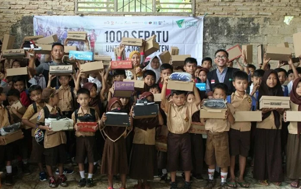 3.200 Anak Desa Terpencil di Banten Dapat Sepatu