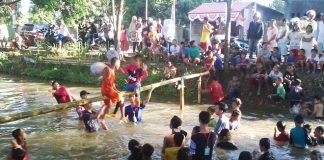 Melihat Keseruan Lomba Pukul Bantal, Memeriahkan Hari Ulang Tahun Republik Indonesia ke-73