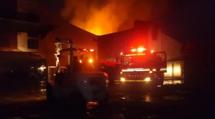 Pabrik Trplek Di Jawilan Ludes Terbakar Api