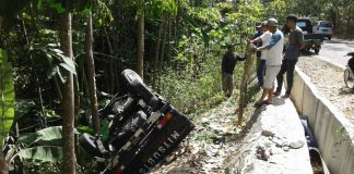 Kecelakaan Tunggal Mobil Rombongan Kondangan Menghantam Bahu Jalan Satu OrangTewas, ,