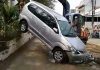 Minibus Terperosok ke Saluran Air di Darmawangsa
