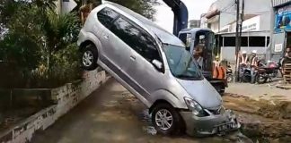 Minibus Terperosok ke Saluran Air di Darmawangsa