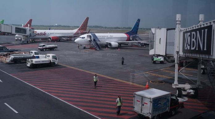 Rupiah Tenggelam, Menhub Masih Bahas Tarif Pesawat