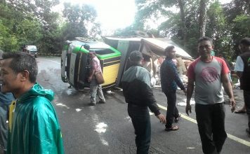 Truk Pengangkut Sembako Korban Tsunami Selat Sunda Terguling Di Cibaliung Banten