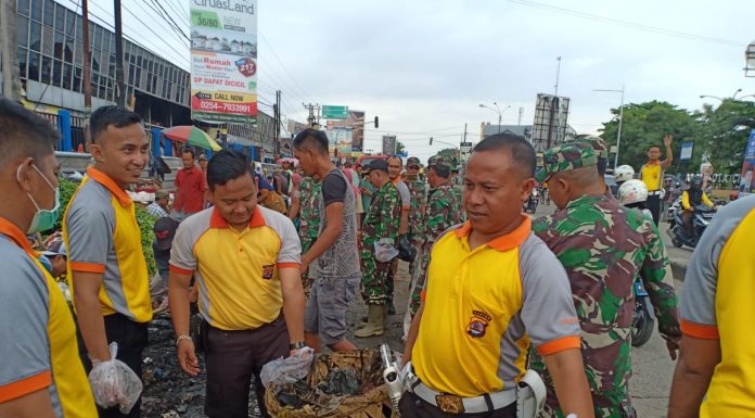 Hari Peduli Sampah Nasional Gabungan TNI-Polri Bersihkan Sampah di Ruas Pasar Ciruas
