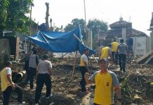 Berbaur Dengan Masyarakat, Polsek Kopo Bantu Warga Merenovasi Mushola