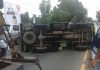 Truk Terbalik Supir Kaget Bus Rem Mendadak Didepannya