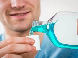 Pentingkah Kumur dengan Mouthwash Usai Sikat Gigi?