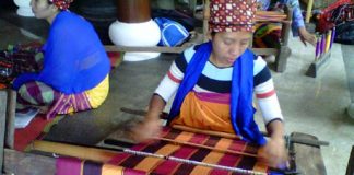 Tampil Mempesona, Mandalika Fashion Carnaval Angkat Kekuatan Kain Tenun Lombok