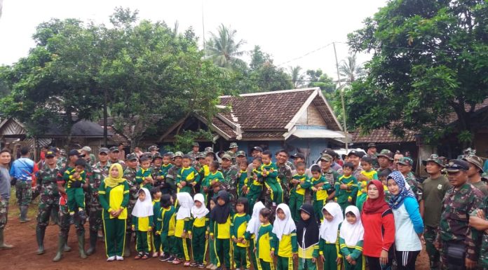 Kerinduan Satgas TMMD Ke-104 Kepada Kekuarga Terobati Karena Anak-Anak PAUD