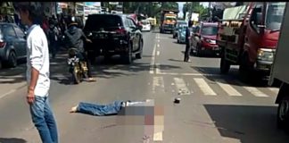 Hilang Konsentrasi Pemotor Tewas Tabrak Minibus