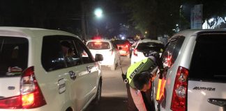 Parkir Liar di Jalur Mudik, Belasan Mobil Digembosi Polisi