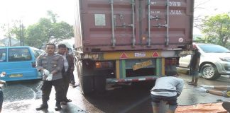 Hindari Genangan Air, Pemuda Terlindas Truk Kontainer