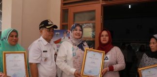 Bupati Pandeglang: Menyerahkan Penghargaan Kepada Pendamping PKH