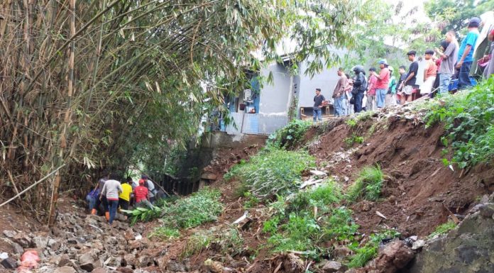 Pengendara Motor Tewas Tertimpah Turap Roboh di Tangsel