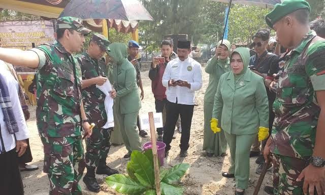 TNI Tanam Ribuan Pohon Ketapang di Pandeglang