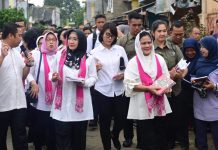 Ibu Negara Iriana Joko Widodo Kunjungi Korban Banjir di Periuk Tangerang