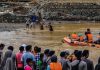 Jembatan Putus, Relawan Dan Warga Di Lebak Gunakan Perahu Karet