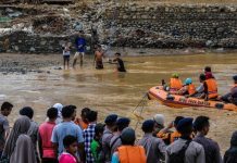 Jembatan Putus, Relawan Dan Warga Di Lebak Gunakan Perahu Karet