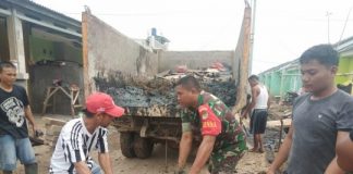Prajurit TNI dan Warga Tangani Sampah Pascabanjir di Serang