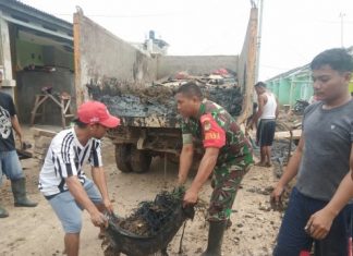 Prajurit TNI dan Warga Tangani Sampah Pascabanjir di Serang