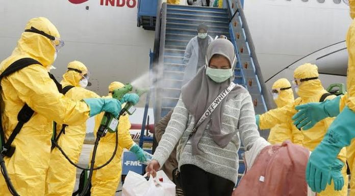 WNI Dari Wuhan Disemprot Disifektan Saat Tiba Di Bandara Hang Nadiem Batam