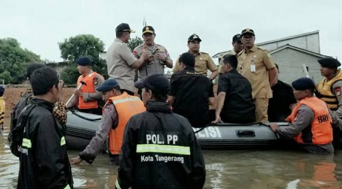 Tinjau Lokasi Banjir Tangerang, Kapolda Metro Jaya Minta Masyarakat Mengungsi