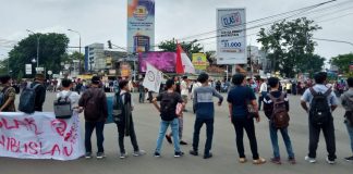 Melingkar, Ratusan Mahasiswa Banten Tolak Omnibus Law