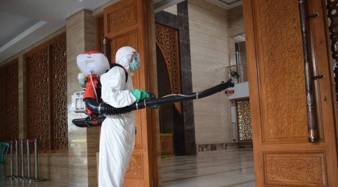 Cegah Corona Tempat Ibadah di Tangerang Disemprot Disinfektan