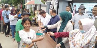 Dewan Tangsel Bagi-bagi Hand Sanitizer Ke Pengendara Motor Dan Warga