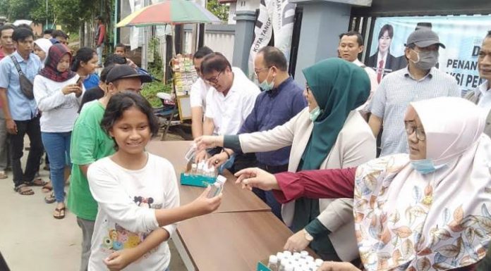 Dewan Tangsel Bagi-bagi Hand Sanitizer Ke Pengendara Motor Dan Warga
