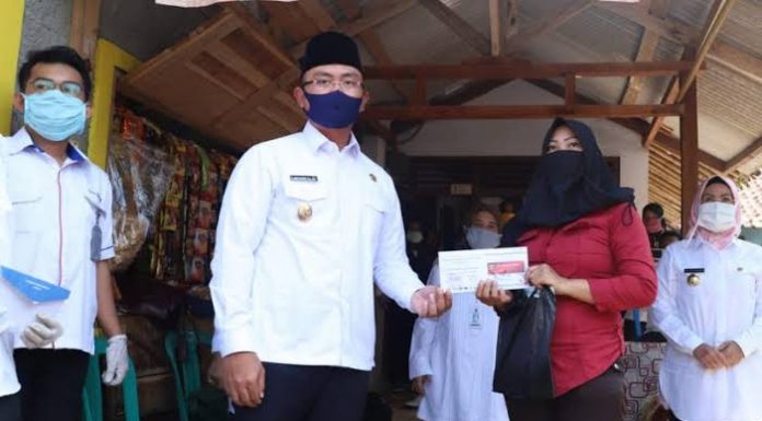Wagub Banten dan Bupati Serang Pantau Penyaluran KKS