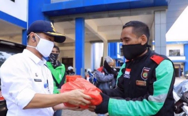 Dishub Kota Tangerang Berikan Paket Sembako Ke Pengemudi Ojek Daring