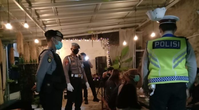 Hadapi New Normal, Ditsamapta Polda Banten Patroli Malam Imbau Warga Tentang Protokol Kesehatan
