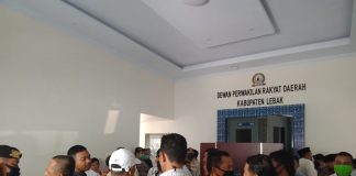 Serbu Kantor Dewan, Ratusan Warga Lebak Persoalkan Postingan Dewan Musa