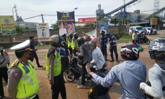Ditlantas Polda Banten Bagikan Ribuan Masker Di Anyer Dan Himbau Warga Dukung New Normal