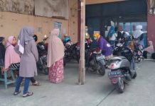Protes Bantuan Corona, Puluhan Emak-Emak Geruduk Dinsos Kota Serang