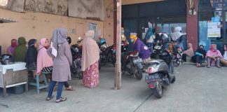 Protes Bantuan Corona, Puluhan Emak-Emak Geruduk Dinsos Kota Serang