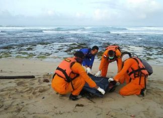 Seorang Wisatawan Pantai Anyer Meninggal Diterjang Ombak Besar Saat Selancar