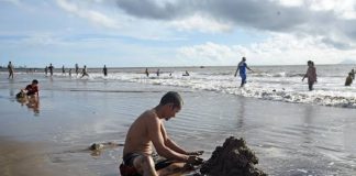 Cegah Corona, Pengelola Wisata Pantai Carita Terapkan Protokol Kesehatan