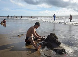 Cegah Corona, Pengelola Wisata Pantai Carita Terapkan Protokol Kesehatan