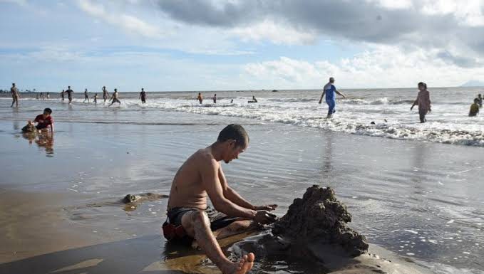 Cegah Corona, Pengelola Wisata Pantai Carita Terapkan Protokol Kesehatan