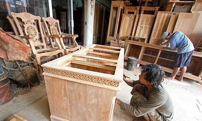 Permintaan Naik, Pendapatan Perajin Kayu di Lebak Meningkat
