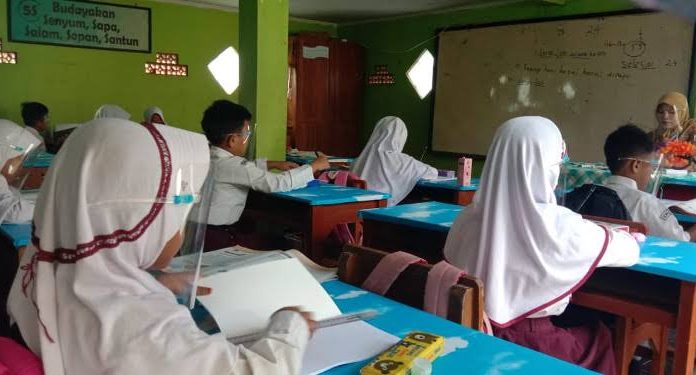 Siswa SD dan SMP di Serang Mulai KBM Tatap Muka