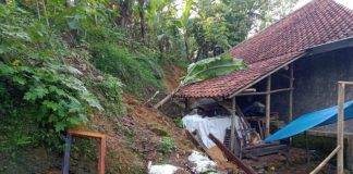 Dua Kampung di Lebak Terisolasi Akibat Jembatan Amblas Diterjang Banjir