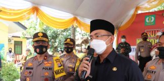 Wagub Banten Andika Hazrumy Sosialisasikan Wajib Masker di Kampung Tangguh Nusantara