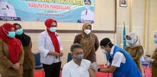 Ratusan Dokter Divaksin, Bupati Irna: Dokter Harus Survive