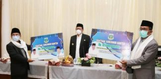Wahidin Halim Serahkan Bantuan Rp161,68 Miliar Untuk 4.042 Pesantren di Banten