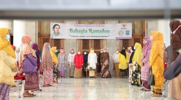 50 Perempuan Lansia Dan Bupati Serang Berbagi Kebahagiaan di Hari Kartini