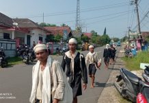 Warga Badui Dalam Berjalan Kaki Tembus Hutan Untuk Laksanakan Tradisi Seba